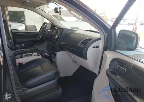 2016 Chrysler Town & Country Touring z USA, uszkodzony, nr VIN 2C4RC1BG0GR289573